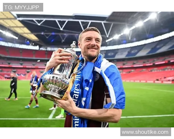 外国足球明星的传奇人生与感人事迹探索