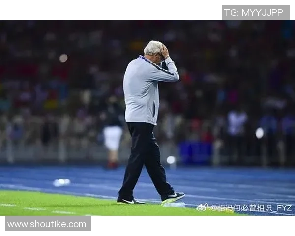 孤独的足球明星在绿茵场上追逐梦想的背影与心灵的挣扎